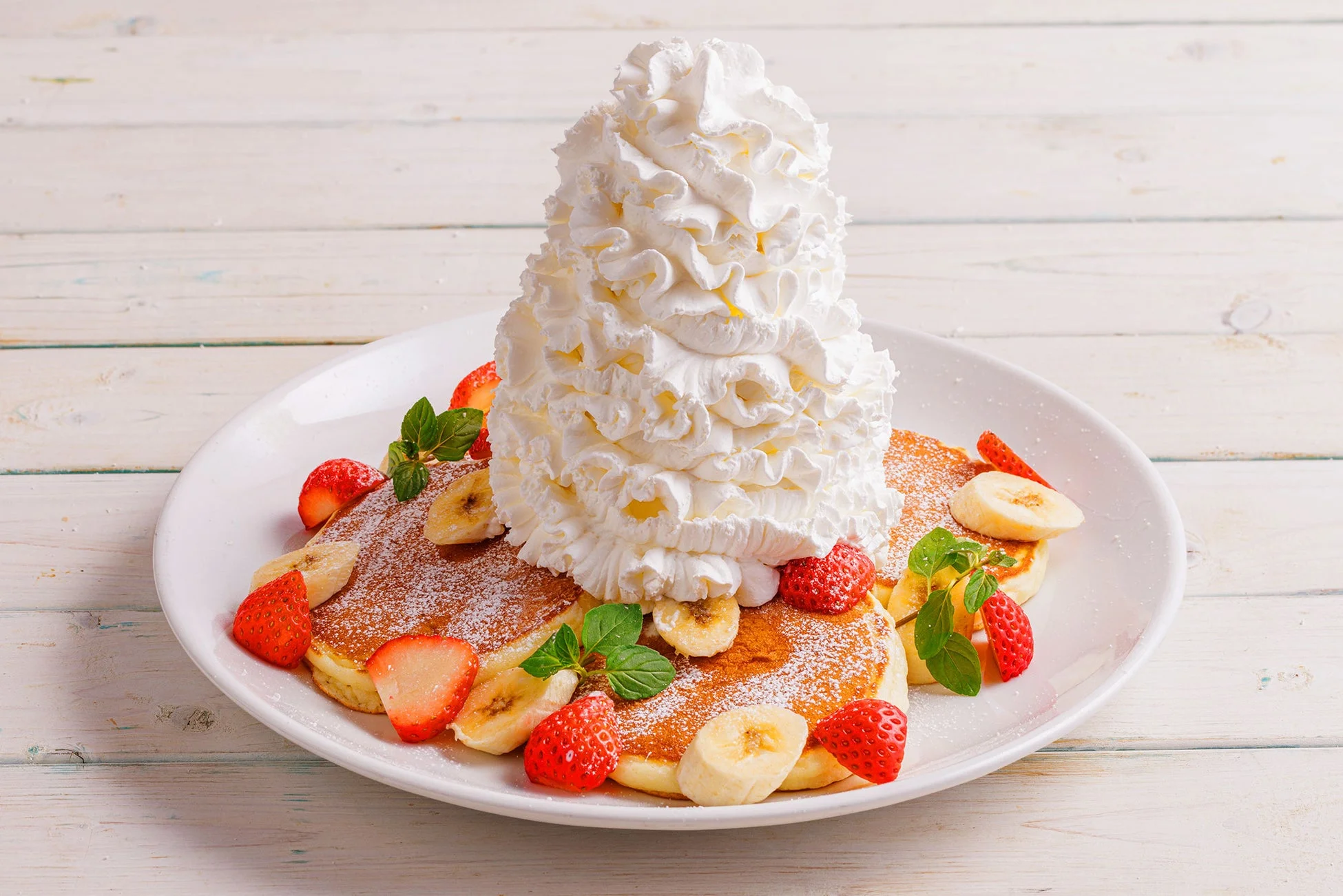 たっぷりのホイップクリームが乗ったパンケーキ