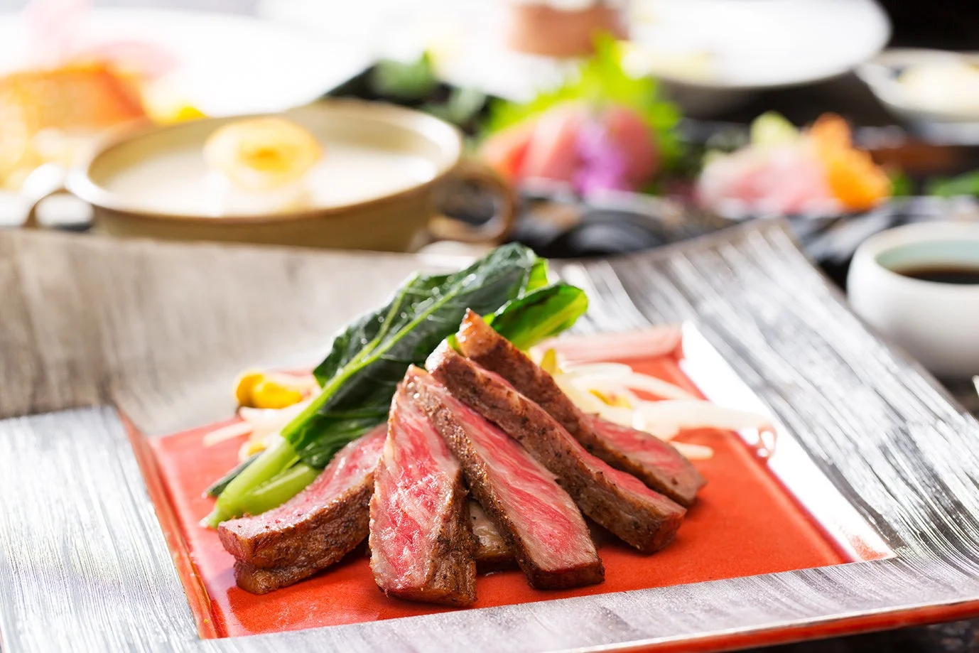 美しく盛り付けられた牛肉ステーキ