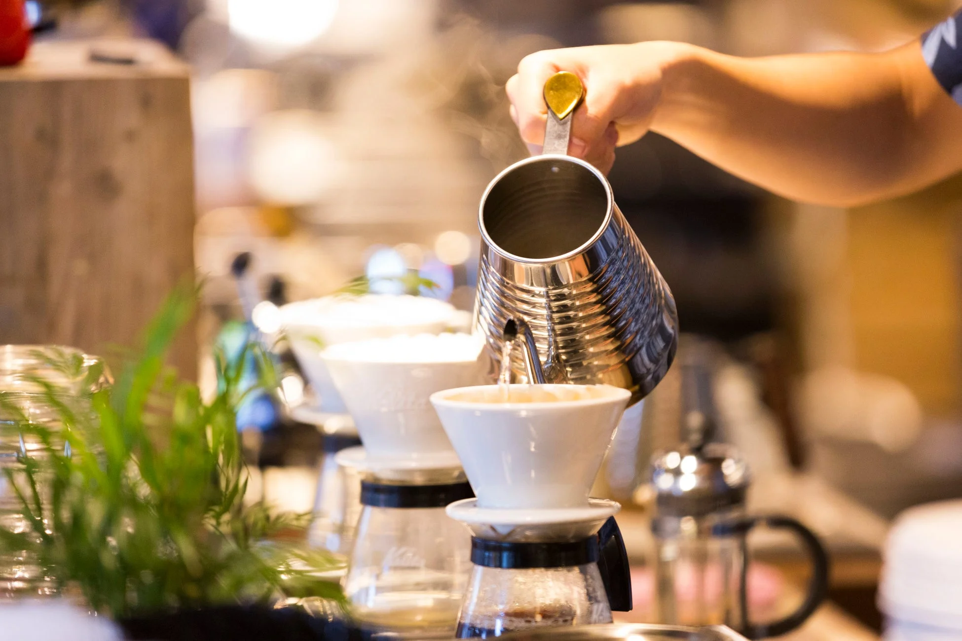 バリスタが丁寧にハンドドリップでコーヒーを淹れている様子