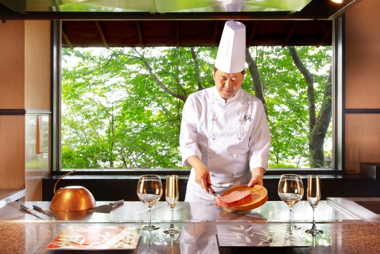 シェフが鉄板焼きを調理している様子