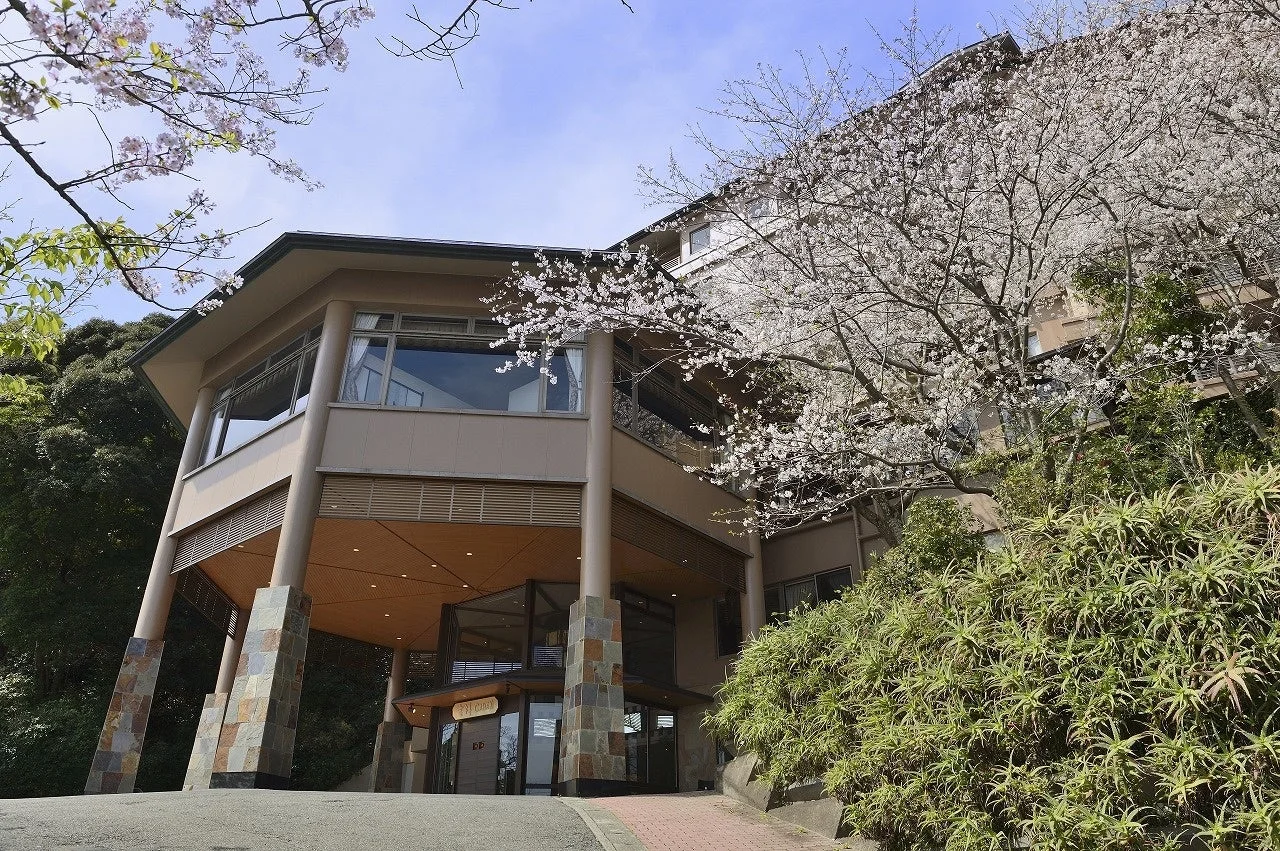 桜と建物に囲まれた吉祥ＣＡＲＥＮの外観