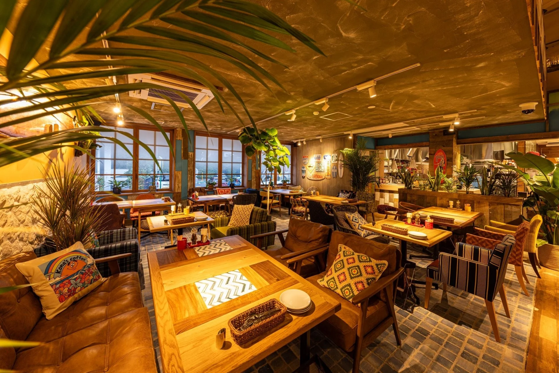 リゾート感あふれるカフェの広々とした店内風景