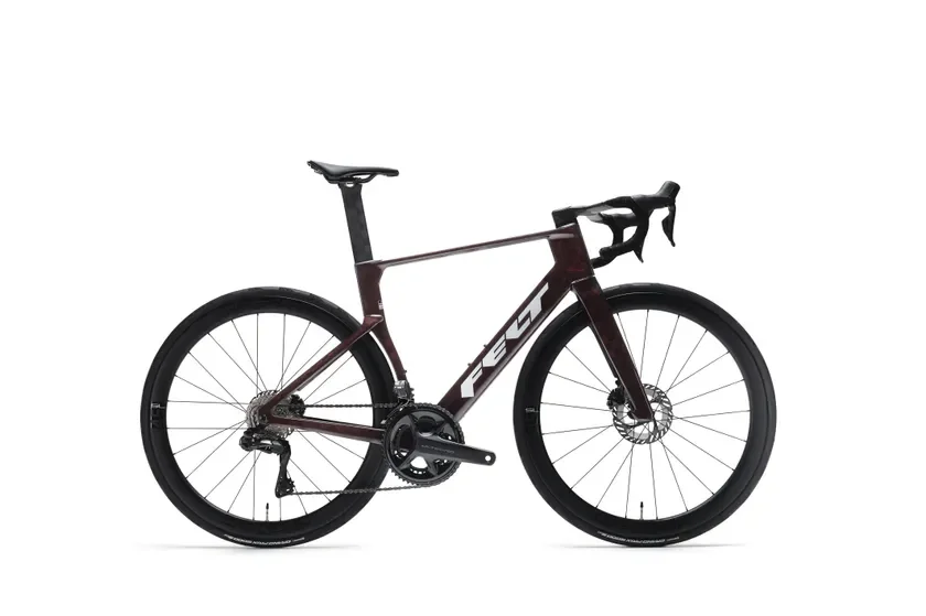 濃い赤色の高性能ロードバイクの全体像