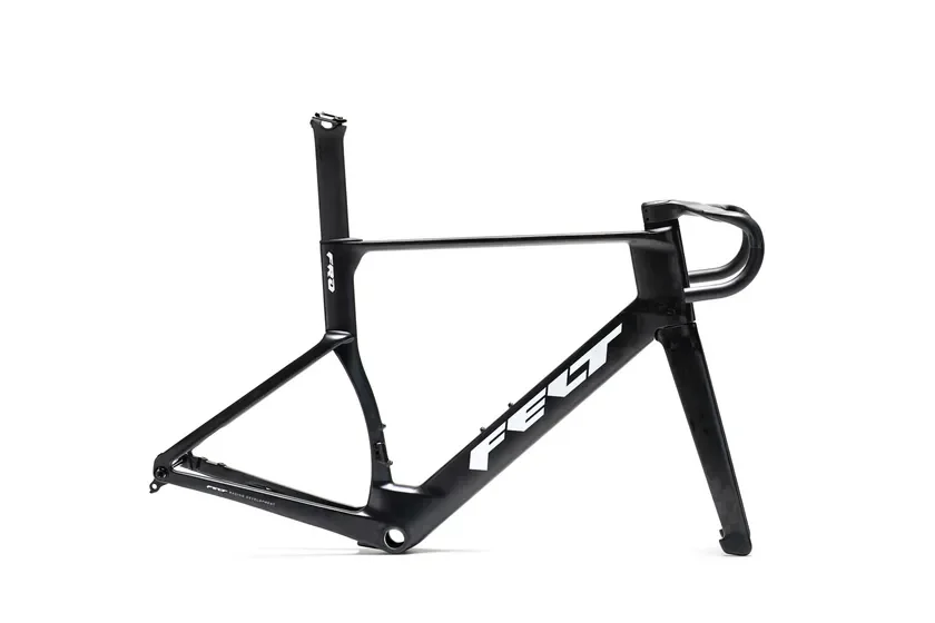 黒いFELT FRDカーボン製自転車フレームの画像