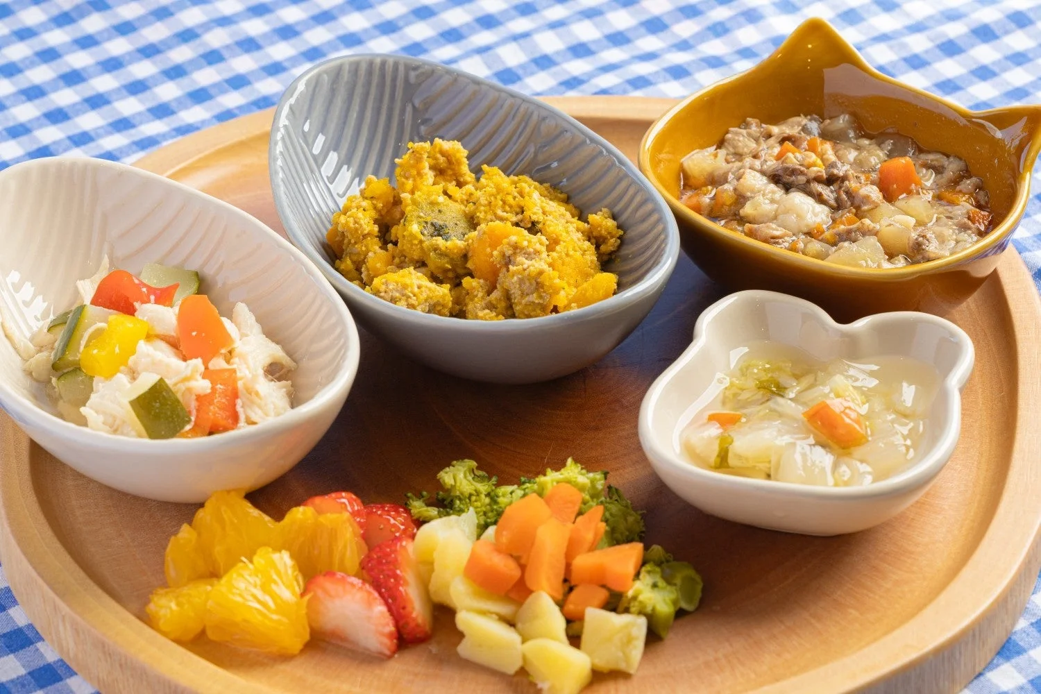 木製トレイに、複数の小鉢に入った栄養満点なペット用手作り食が並んでいる