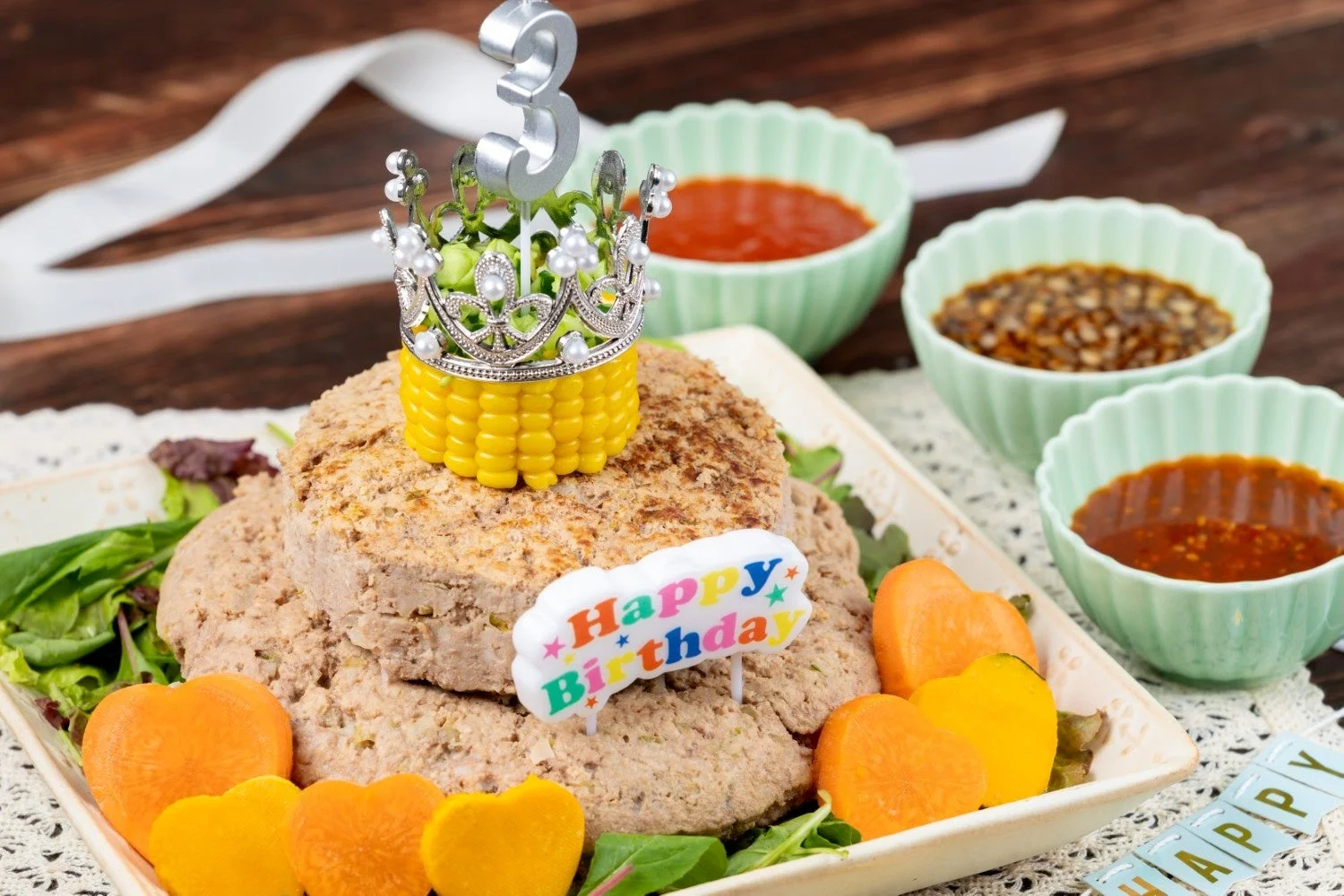 3歳の誕生日を祝うための、ミートローフのような手作りケーキ